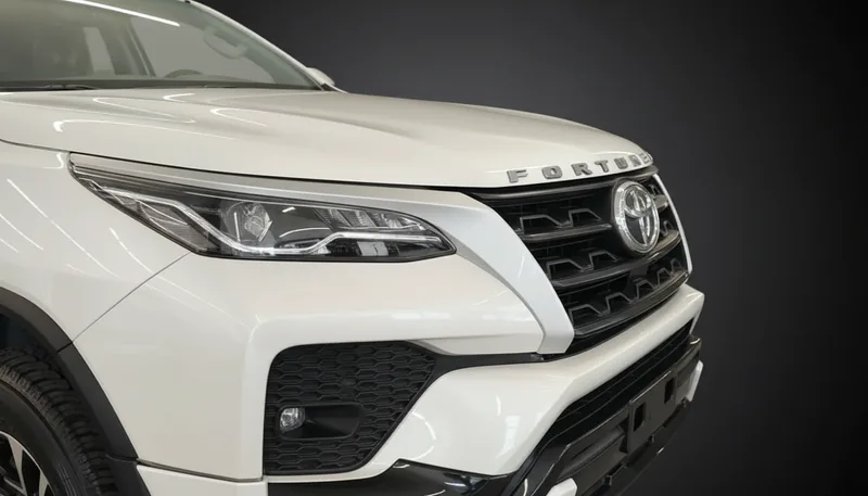 Detalle de la parrilla y faros LED de la Toyota Fortuner 2026