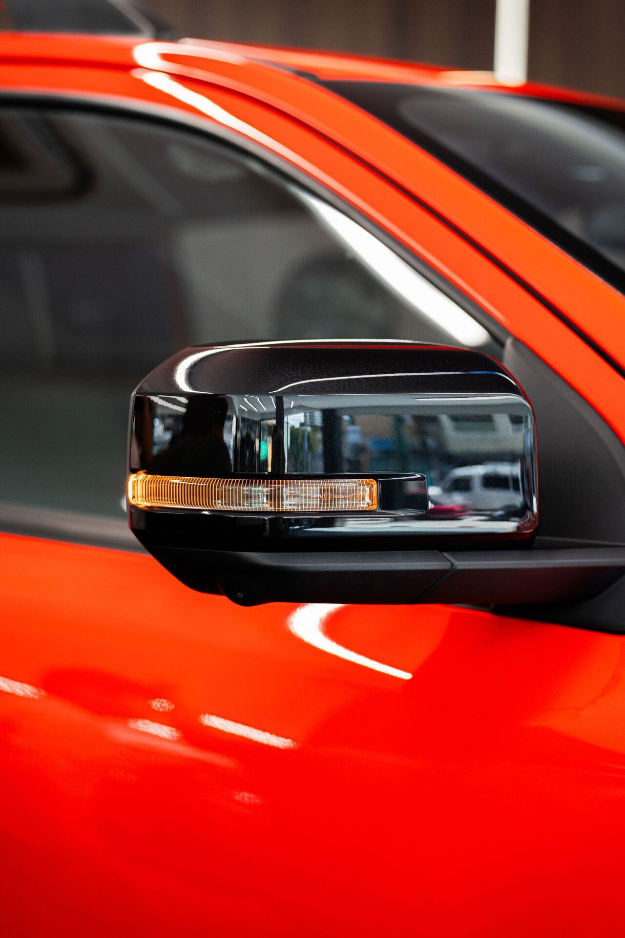 ToyoVE naranja cajón carga trasera pickup Venezuela pantalla 15.6 tecnología 2026